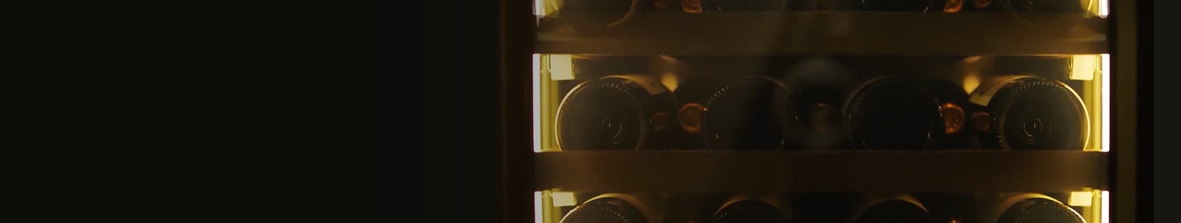 Weinkühlschrank der angeschnitten dargestellt wird.